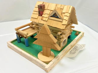 【(一社)和歌山県建築士会新宮支部長賞】神倉小学校　5年生　村尾 吏都『ログハウス貯金箱』