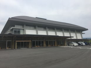 杉本先生が設計した五條のシダアリーナ(全て地元材で建築)・1