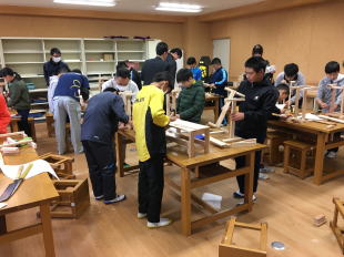 児童による製作風景・４