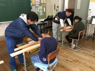 児童による製作風景・１