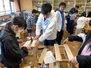 児童による製作風景・４
