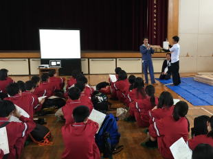 木工教室と棟上げ体験(近畿大学附属新宮中学校体育館)
