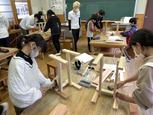 児童による製作風景・２
