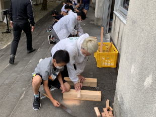 児童による製作風景・3