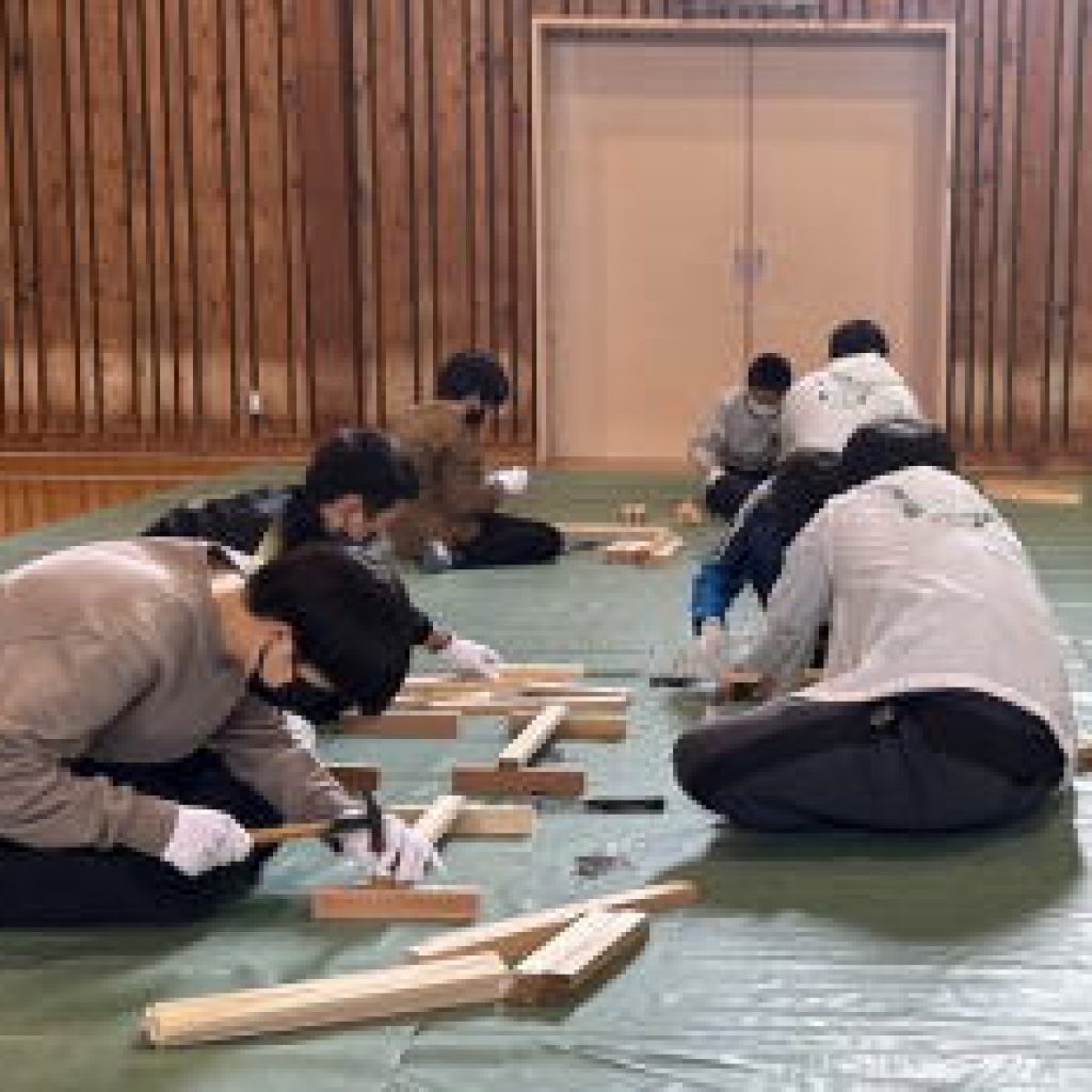 児童による製作風景・1