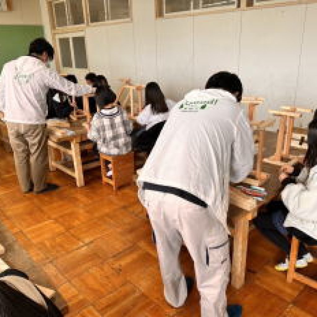 児童による製作風景・3